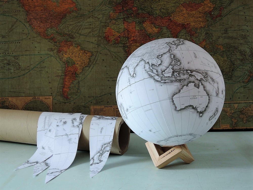 The maps as cut-outs (on the left) and perfectly placed on the globe (on the right).
