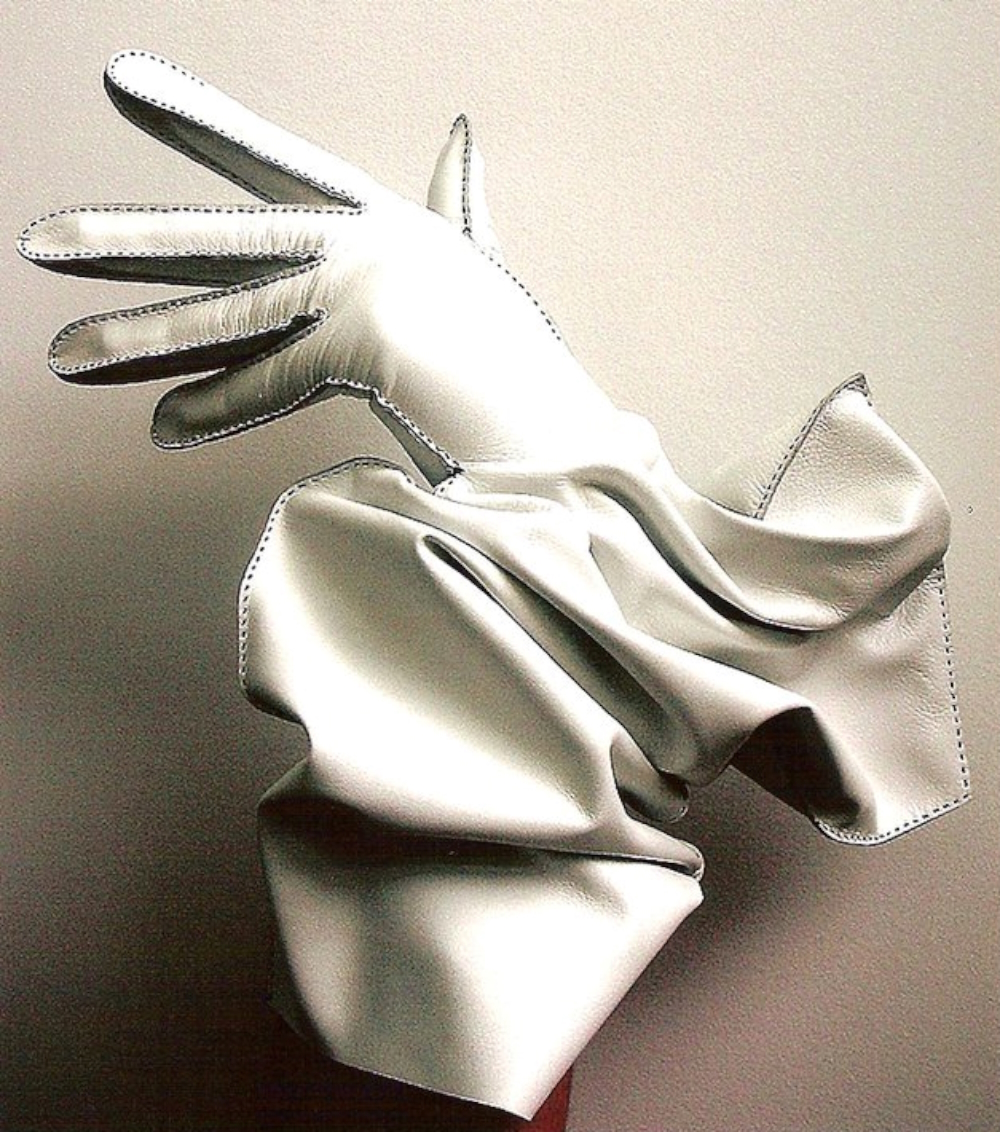 'Square' (Sculptural glove, white or black, lambskin leather, hand sewn).