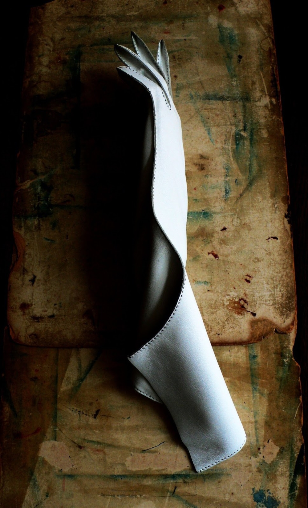 'On The Curve' (Sculptural glove, lambskin leather).