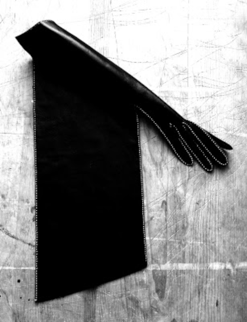 Sculptural glove (black lambskin leather, hand sewn).