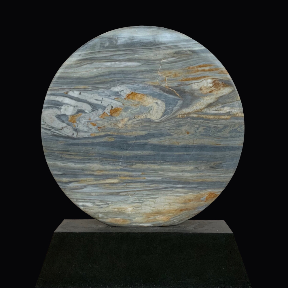 'Jupiter Disc/Cielo' (2021): Calacatta Blue Marble, diameter: 160 cm.