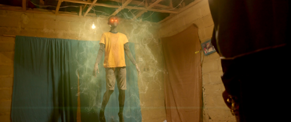 'Ogun Ola: War Is Coming' (2022): filmstill from shooting in front of the green cloth used as a chromical key.