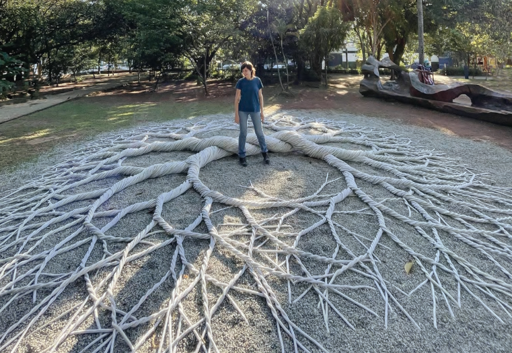 Janaina Mello Landini in the center of her artwork 