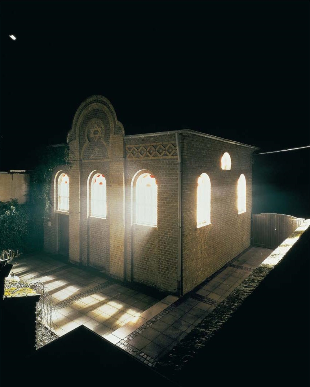 'refraction house': glistening light from inside a Jewish synagogue in Germany, which was hermetically sealed for eight weeks, flooded the nights.