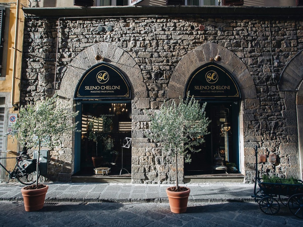 The storefront of Via di San Niccolò 72R in Florence.