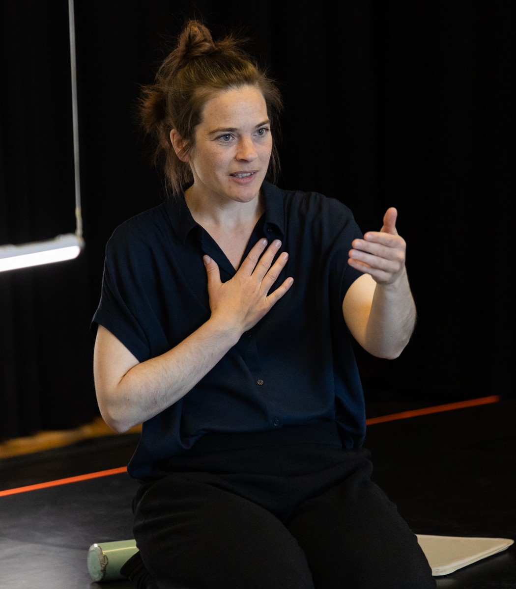Stephanie Scheubeck as an experienced lecturer knows the tools how to communicate her ideas regarding the relationship between synaesthesia and dance improvisation.