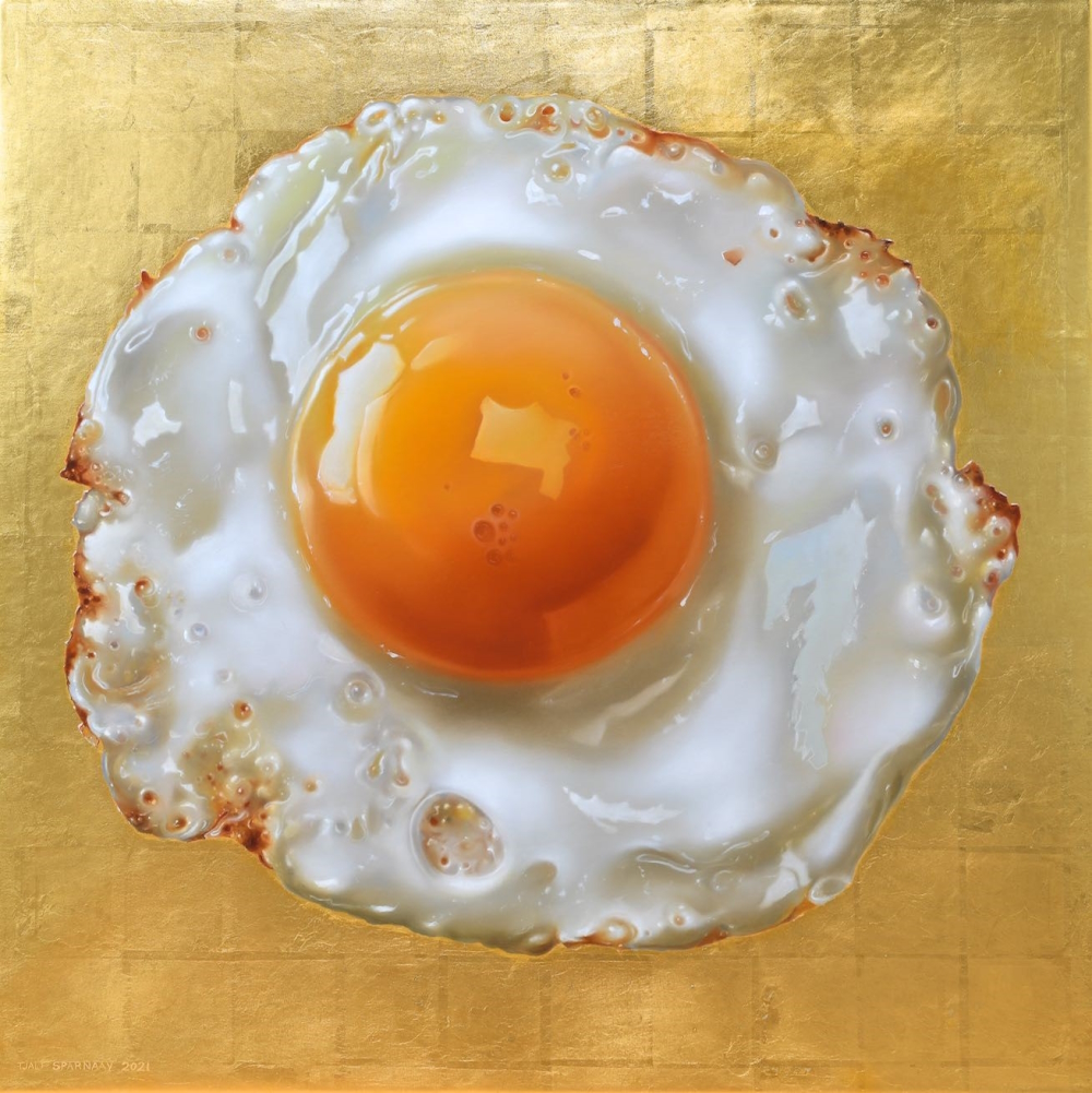 'Jos' Golden Egg' (2021), 80 x 80 cm, oil and 27k gold leave on canvas. The 'Fried Egg' is not only Tjalf Sparnaay's personal favorite, but also the one that one that made him famous.